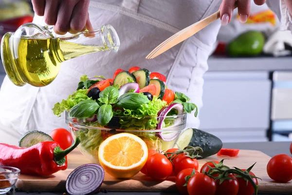 Preparação de uma salada vegetal de ingredientes orgânicos frescos — Fotografia de Stock