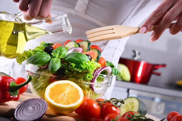 Preparação de uma salada vegetal de ingredientes orgânicos frescos — Fotografia de Stock