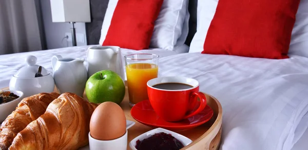 Breakfast on tray in bed in hotel room — Stock Photo, Image