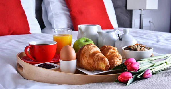 Breakfast on tray in bed in hotel room — Stock Photo, Image