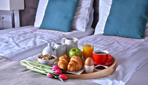 Petit déjeuner sur plateau au lit en chambre d'hôtel — Photo
