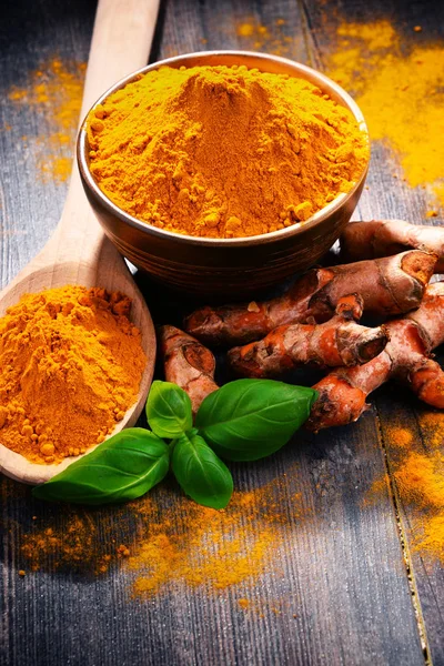 Compoziție cu castron de pulbere de turmeric pe masă de lemn — Fotografie, imagine de stoc