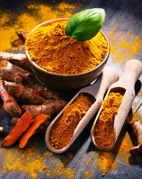 Compoziție cu castron de pulbere de turmeric pe masă de lemn — Fotografie, imagine de stoc