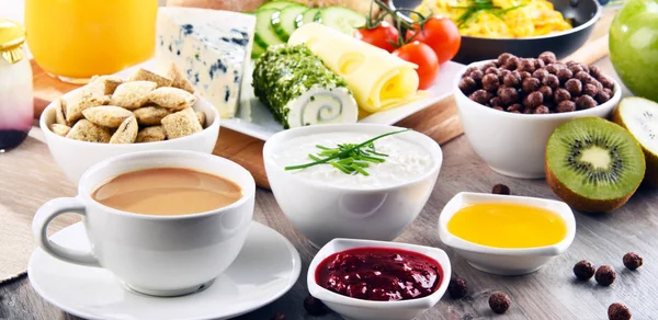 Frukost med kaffe, ost, flingor och äggröra — Stockfoto