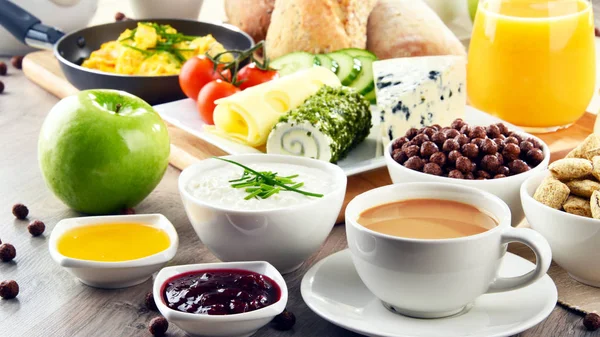 Desayuno servido con café, queso, cereales y huevos revueltos —  Fotos de Stock