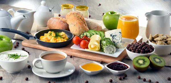 Petit déjeuner servi avec café, fromage, céréales et œufs brouillés — Photo