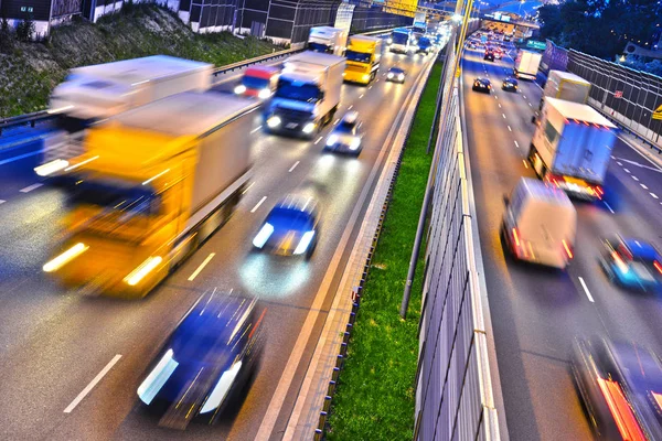 Sechsspurige kontrollierte Autobahn in Warschau, Polen — Stockfoto