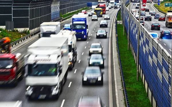 Autopista de acceso controlado de seis carriles en Varsovia, Polonia — Foto de Stock
