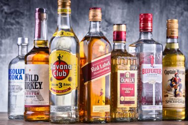 Çeşitli küresel sert likör markalar şişe