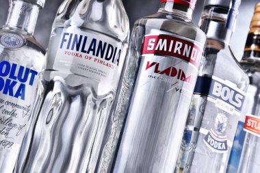 Birkaç küresel marka votka şişe