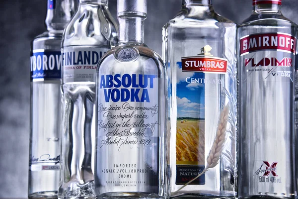 Néhány globális márkákat vodka palackok — Stock Fotó