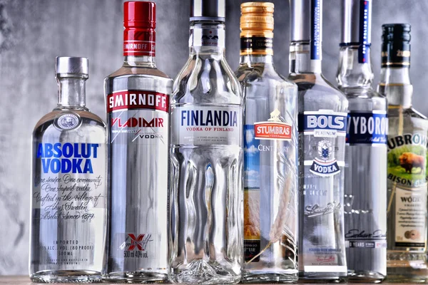 Flaskor av flera globala varumärken vodka — Stockfoto