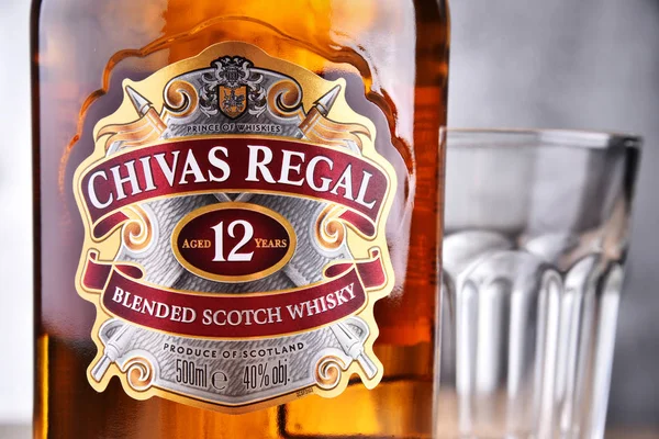 Chivas Regal 12 şişe harmanlanmış Scotch viski — Stok fotoğraf