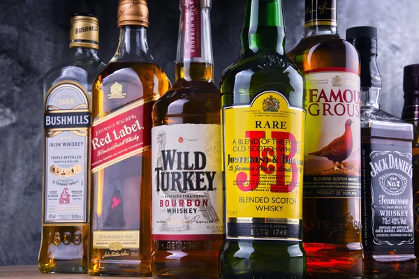 Lahve z několika značek globální whiskey — Stock fotografie