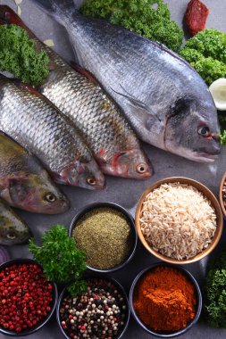 Mutfak masasında farklı türde balıklar.