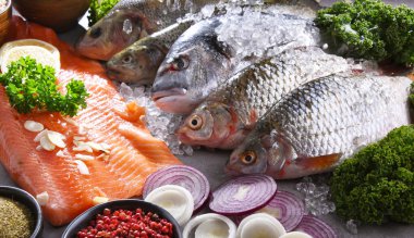 Mutfak masasında farklı türde balıklar.