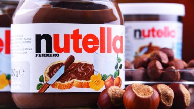 Nutella kavanozları yaymak