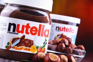 Nutella kavanozları yaymak