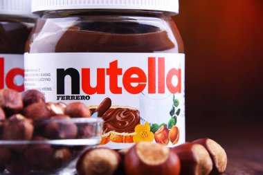 Nutella kavanozları yaymak
