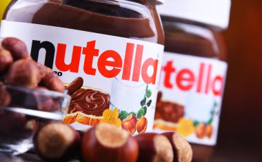 Nutella kavanozları yaymak
