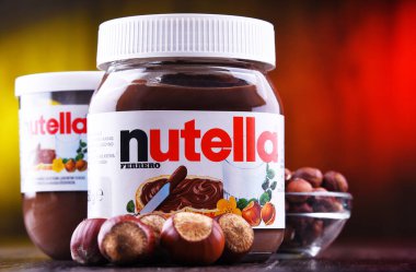 Poznan, Pol - 31 Ekim 2019: Tatlandırılmış fındıklı kakaonun yaygın bir markası olan Nutella kavanozları, İtalyan Ferrero şirketi tarafından 1964 yılında piyasaya sürüldü..