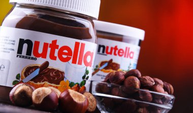 Nutella kavanozları yaymak