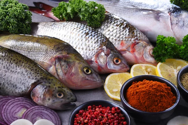 Различные виды рыбы на кухонном столе — стоковое фото