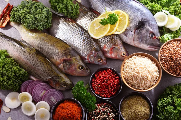 Diferentes tipos de pescado en la mesa de la cocina — Foto de Stock