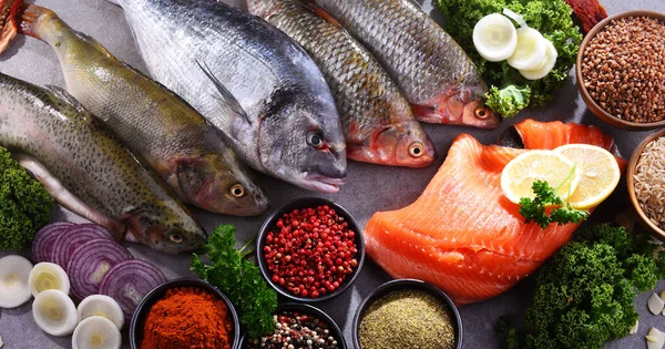 Diferentes tipos de peixes na mesa da cozinha — Fotografia de Stock