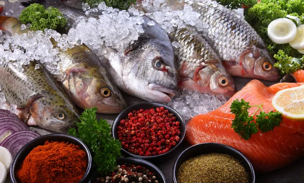 Diferentes tipos de peixes na mesa da cozinha — Fotografia de Stock