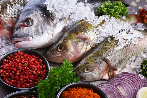 Diferentes tipos de peixes na mesa da cozinha — Fotografia de Stock