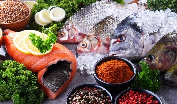 Diferentes tipos de peixes na mesa da cozinha — Fotografia de Stock