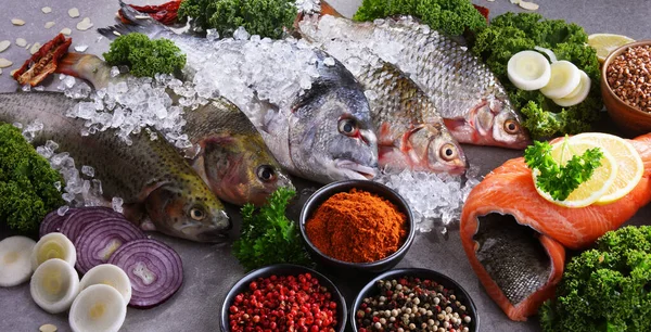 Diferentes tipos de peixes na mesa da cozinha — Fotografia de Stock