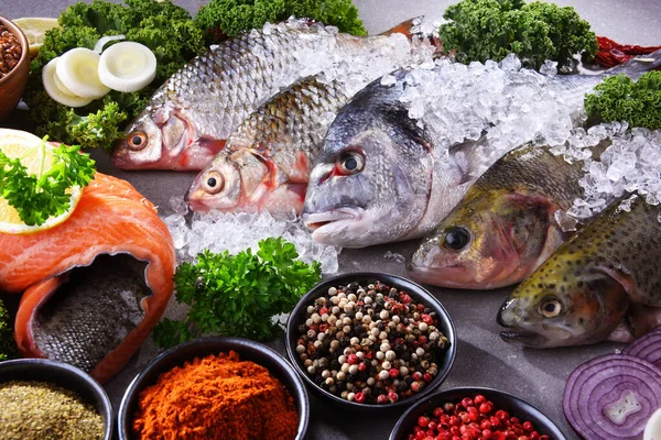 Diferentes tipos de peixes na mesa da cozinha — Fotografia de Stock