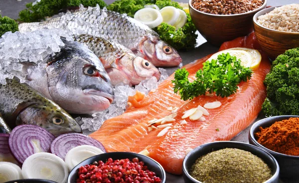 Diferentes tipos de peixes na mesa da cozinha — Fotografia de Stock