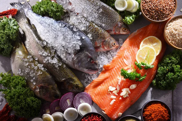 Diferentes tipos de pescado en la mesa de la cocina — Foto de Stock