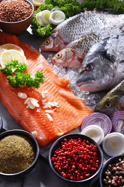 Diferentes tipos de pescado en la mesa de la cocina — Foto de Stock