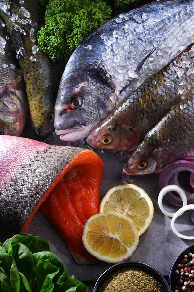 Diferentes tipos de pescado en la mesa de la cocina — Foto de Stock