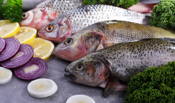 Berbagai jenis ikan di meja dapur — Stok Foto