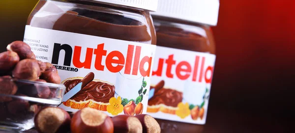 Nutella kavanozları yaymak — Stok fotoğraf