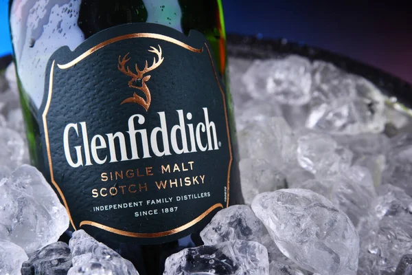 Botella de whisky escocés Glenfiddich de malta simple — Foto de Stock