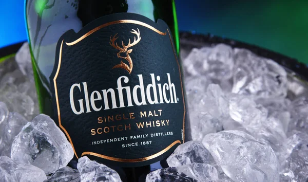 Bouteille de whisky écossais Glenfiddich single-malt — Photo