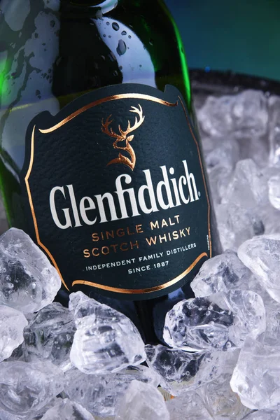 Botella de whisky escocés Glenfiddich de malta simple — Foto de Stock