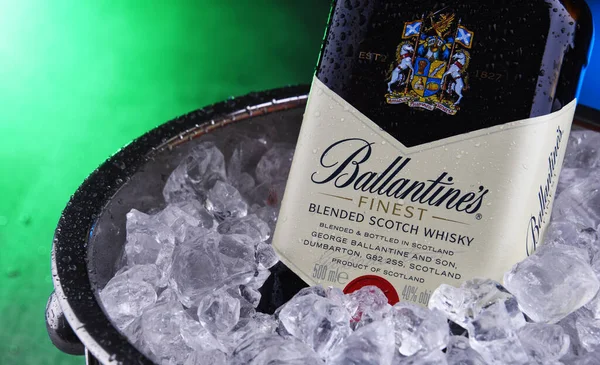 Bouteille de whisky écossais Ballantine dans un seau avec glace concassée — Photo