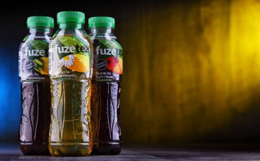 Plastik şişe buzlu çay.