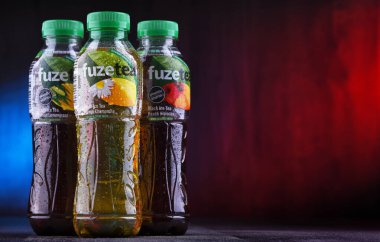 Plastik şişe buzlu çay.