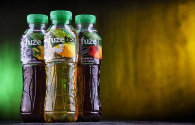 Plastik şişe buzlu çay.