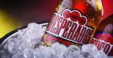 Bir şişe Desperados birası ve ezilmiş buz.