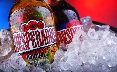 Bir şişe Desperados birası ve ezilmiş buz.