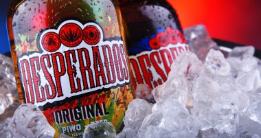 Bir şişe Desperados birası ve ezilmiş buz.